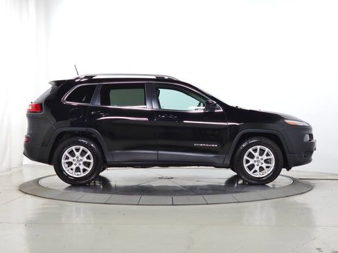 Used 2018 Jeep Cherokee Latitude Plus w/ Cold Weather Group AWD/4WD image 12