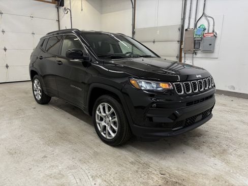 Used 2024 Jeep Compass Latitude image 5