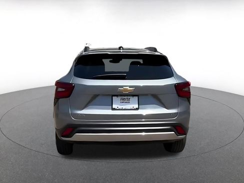 Used 2025 Chevrolet Trax LT FWD image 11
