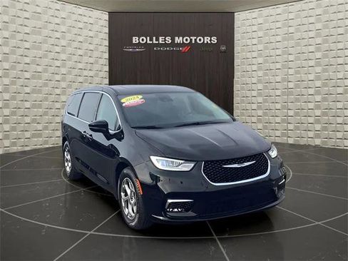 Certified 2024 Chrysler Pacifica Limited image 1