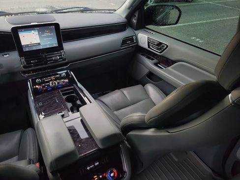 Used 2021 Lincoln Navigator Reserve w/ Luxury Package AWD/4WD image 10