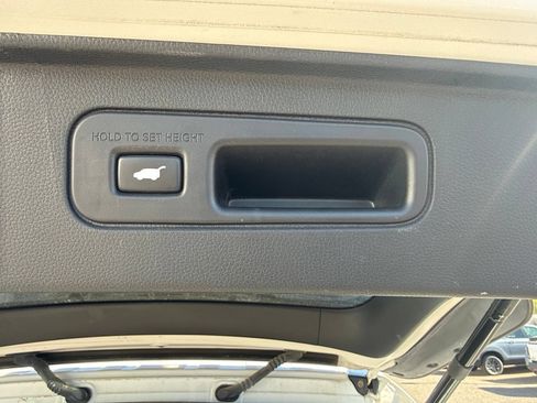Used 2025 Honda Pilot EX-L image 9