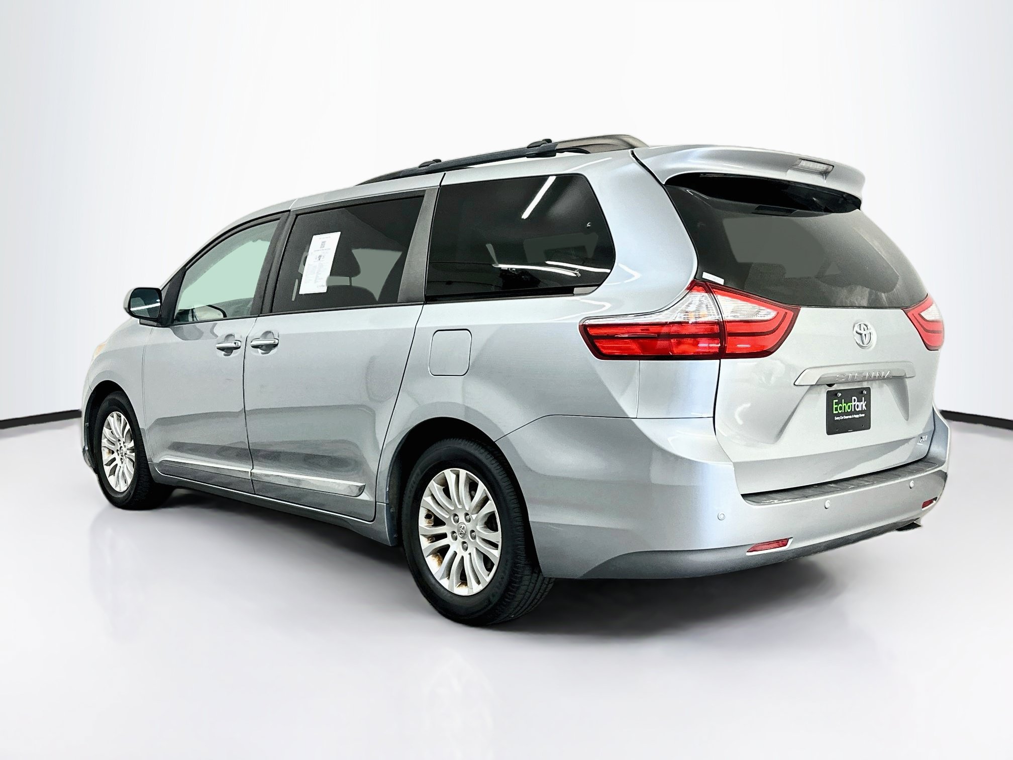 Used 2016 Toyota Sienna XLE w/ XLE Navigation Package FWD image 5