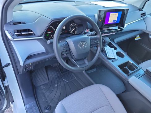 New 2026 Toyota Sienna LE image 8