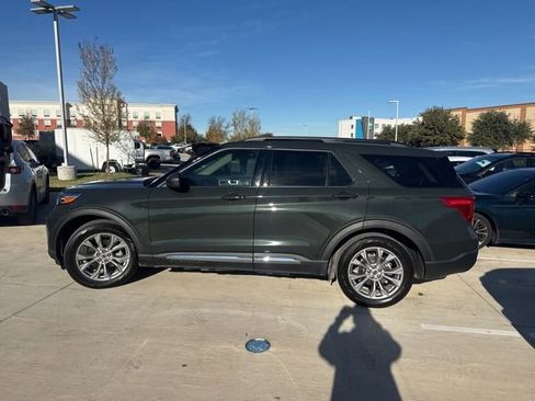 Used 2022 Ford Explorer XLT w/ Equipment Group 202A image 5