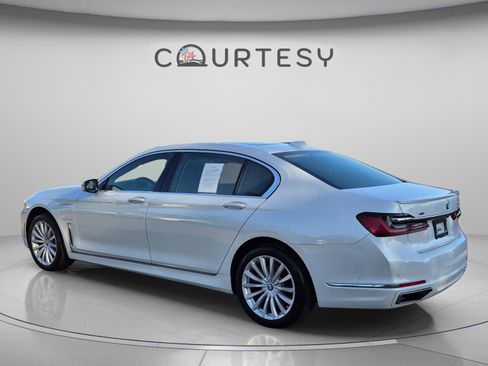 Used 2020 BMW 745e xDrive AWD/4WD image 3