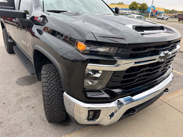 Used 2024 Chevrolet Silverado 2500 LT w/ All Star Edition AWD/4WD image 3