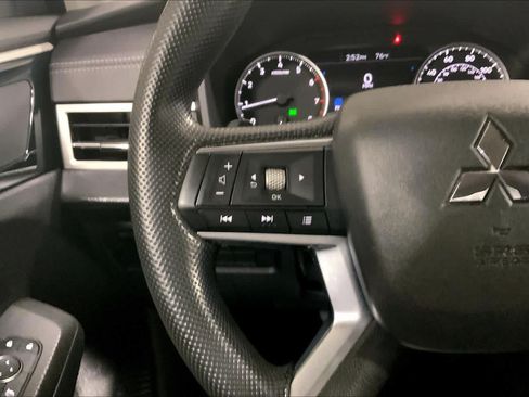 Used 2023 Mitsubishi Outlander ES FWD image 45