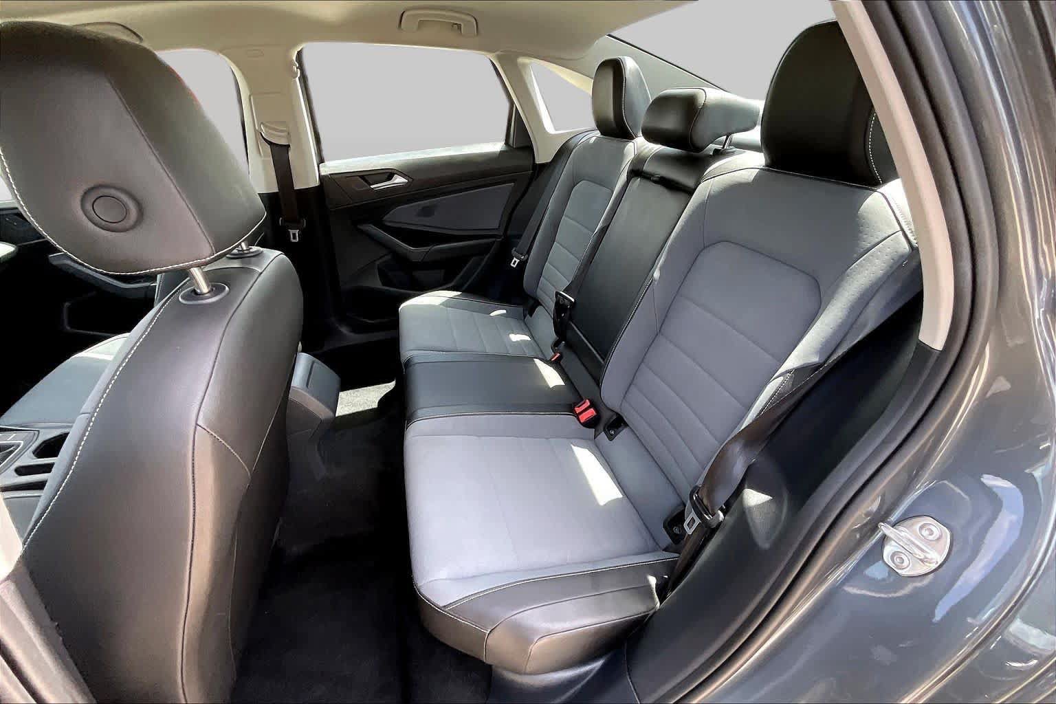 Used 2025 Volkswagen Jetta SE FWD image 21