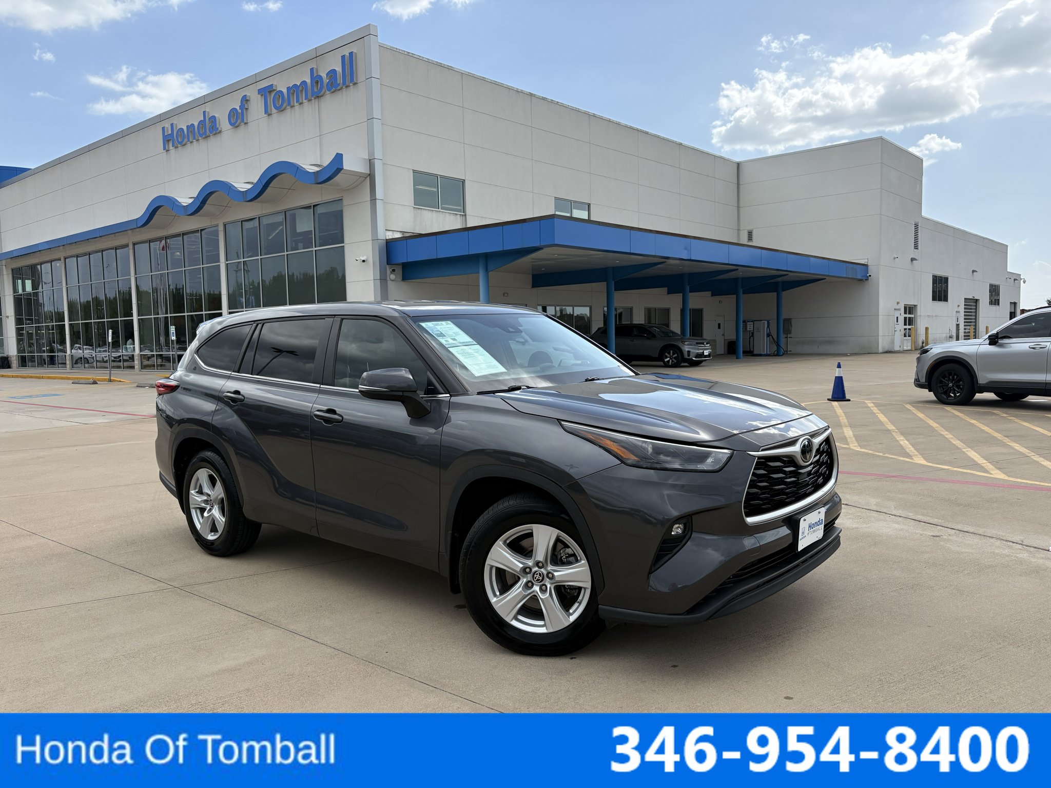 Used 2023 Toyota Highlander LE AWD/4WD image 1