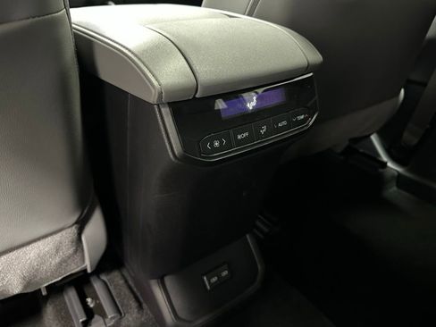 Used 2025 Toyota Highlander XLE image 51