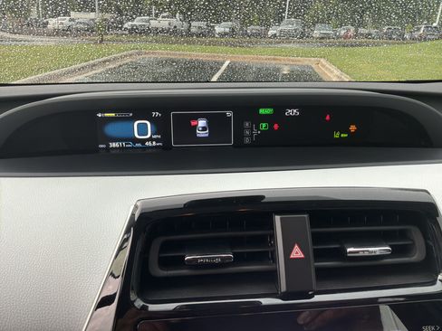 Used 2020 Toyota Prius LE AWD/4WD image 21