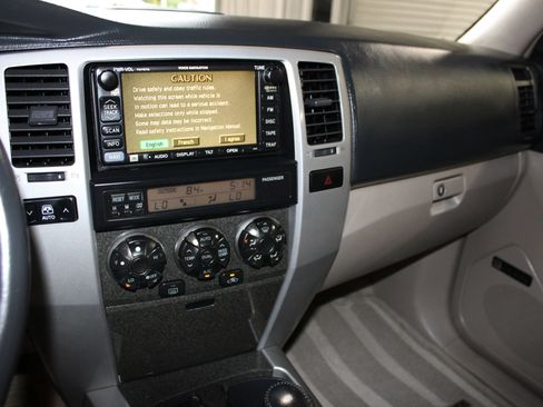 Used 2004 Toyota 4Runner Limited w/ Preferred Accessory Pkg RWD image 13