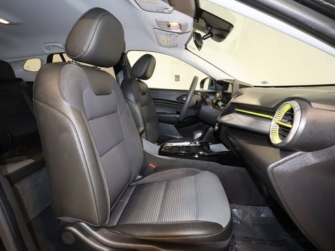 Used 2025 Chevrolet Trax LT FWD image 26