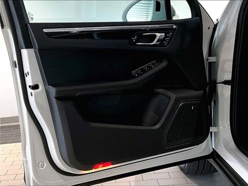 New 2026 Porsche Macan image 24