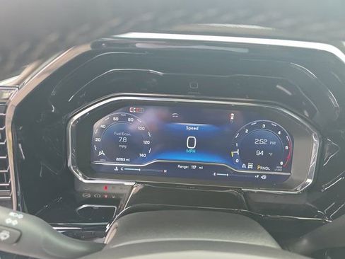 Used 2024 Chevrolet Silverado 2500 ZR2 w/ Technology Package image 35