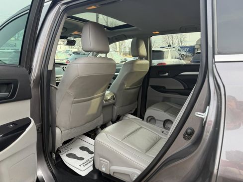 Used 2019 Toyota Highlander XLE image 11