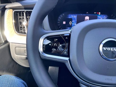 New 2027 Volvo XC60 B5 Plus AWD/4WD image 17
