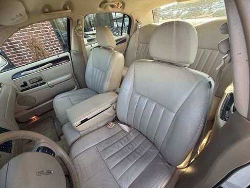 Used 2006 Lincoln Town Car Signature RWD image 17