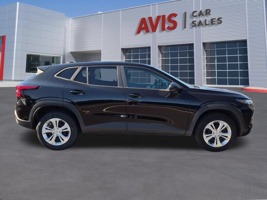 Used 2025 Chevrolet Trax LS FWD image 5