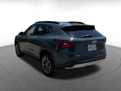 Used 2025 Chevrolet Trax LT FWD image 11