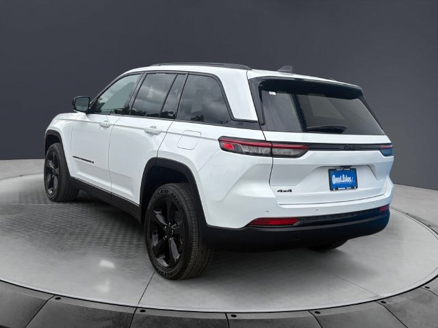 Used 2025 Jeep Grand Cherokee Altitude AWD/4WD image 3