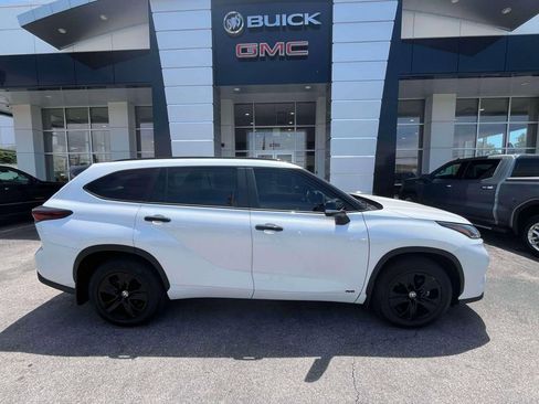 Used 2024 Toyota Highlander XLE AWD/4WD image 2