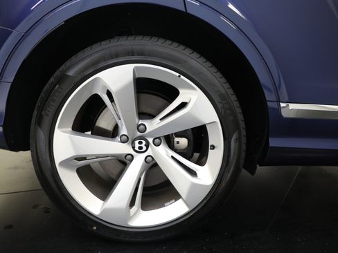 Used 2023 Bentley Bentayga image 29