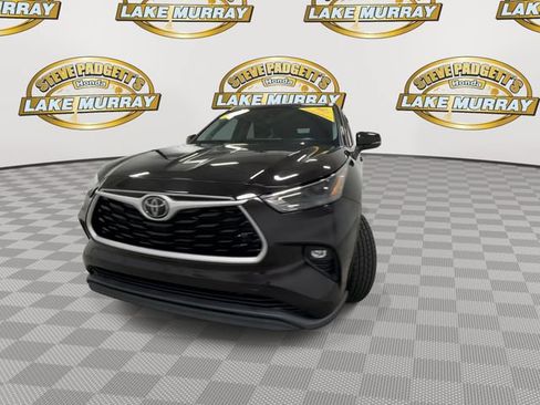 Used 2022 Toyota Highlander XLE FWD image 6