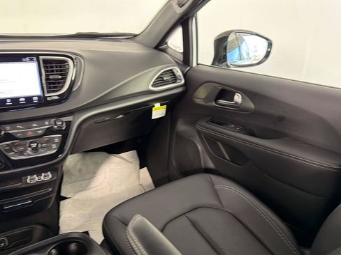 Used 2025 Chrysler Pacifica Select FWD image 15