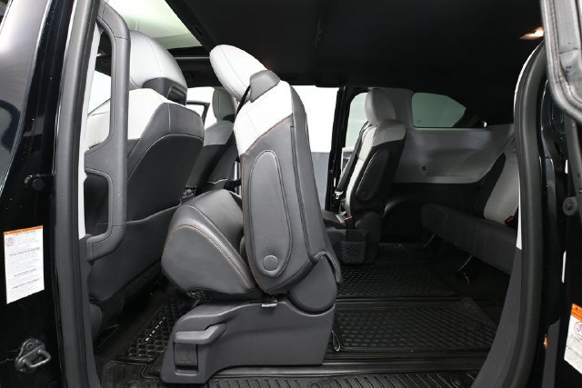 Used 2021 Toyota Sienna XSE FWD image 30