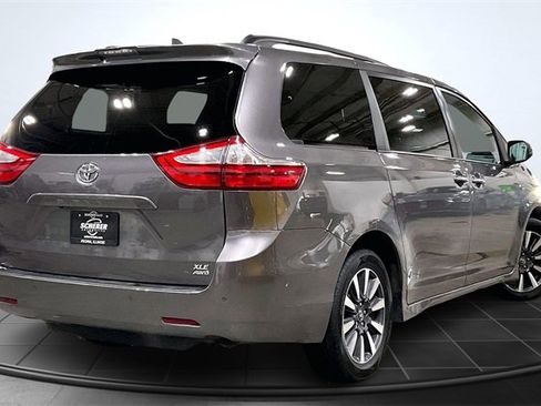 Used 2019 Toyota Sienna XLE image 2