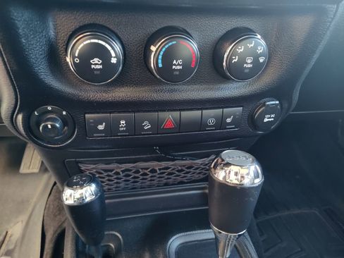 Used 2018 Jeep Wrangler Unlimited Sahara image 32