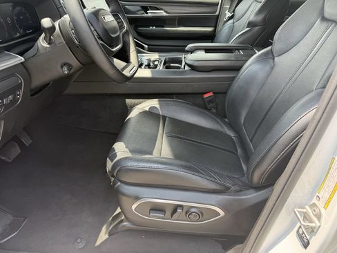 Used 2024 Jeep Wagoneer Series II w/ Flexible Seating Group AWD/4WD image 12