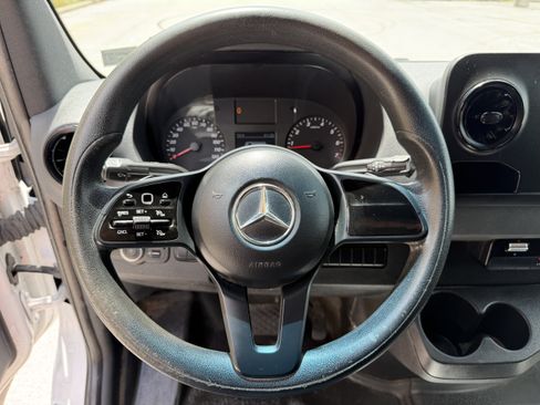 Used 2021 Mercedes-Benz Sprinter 2500 image 38