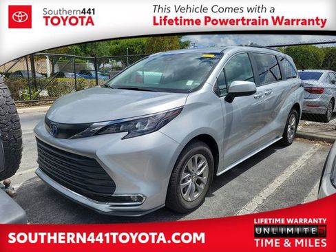 Used 2024 Toyota Sienna XLE image 1