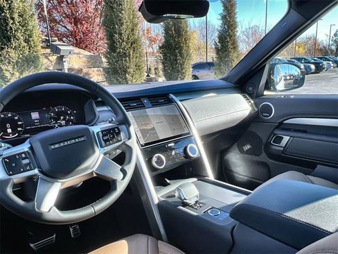 Certified 2025 Land Rover Discovery Dynamic SE image 13