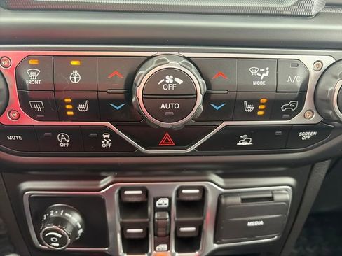 Used 2022 Jeep Gladiator Rubicon w/ Cold Weather Group image 40