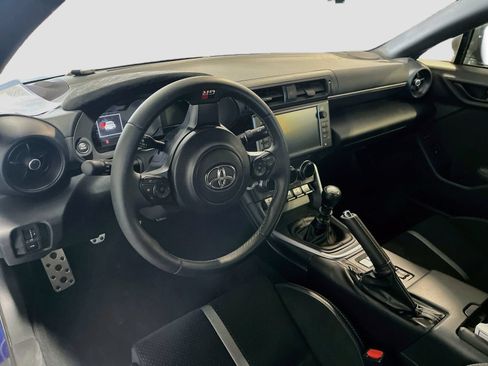 Used 2025 Toyota GR86 Premium w/ ALL Weather Mat Package (TMS) RWD image 9