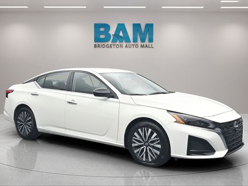 Used 2025 Nissan Altima 2.5 SV FWD image 1