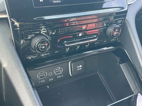 Used 2023 Jeep Grand Cherokee L Laredo image 6