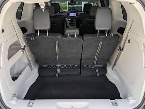 Used 2024 Chrysler Pacifica Touring-L FWD image 13
