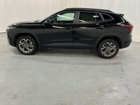 Used 2025 Chevrolet Trax LT w/ Driver Confidence Package image 2