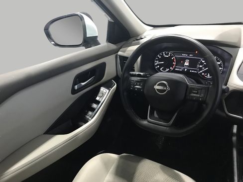 Used 2025 Nissan Rogue SV image 5