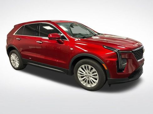 Used 2024 Cadillac XT4 Luxury w/ Cold Weather Package FWD image 7