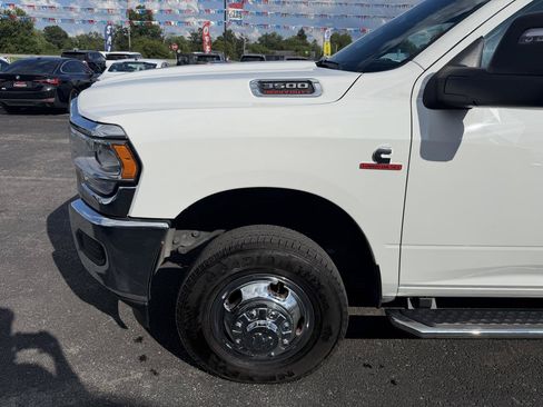 Used 2024 RAM 3500 Tradesman w/ Chrome Appearance Group AWD/4WD image 11