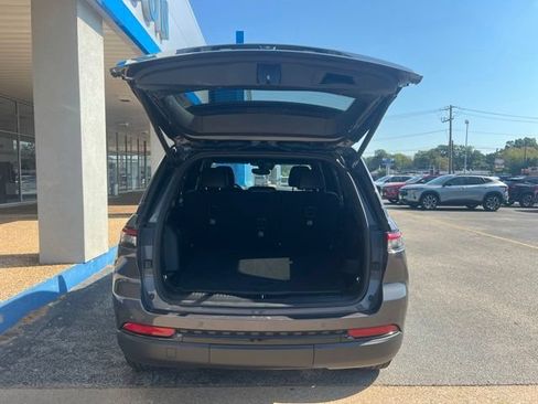 Used 2023 Jeep Grand Cherokee Altitude AWD/4WD image 6