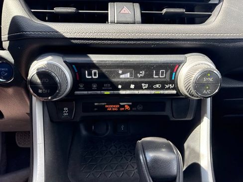 Used 2020 Toyota RAV4 XLE w/ Convenience Package AWD/4WD image 15