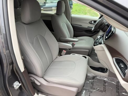 Used 2017 Chrysler Pacifica Touring w/ Tire & Wheel Group FWD image 21