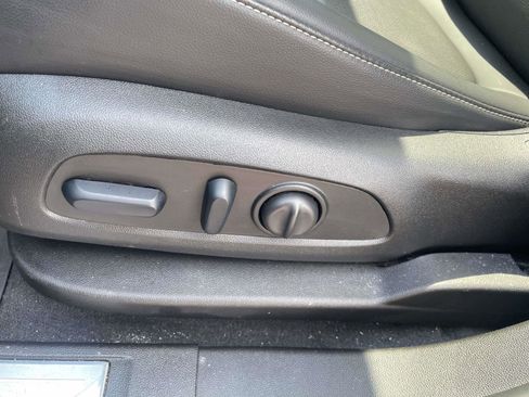 Used 2023 GMC Acadia SLT w/ Technology Package FWD image 16